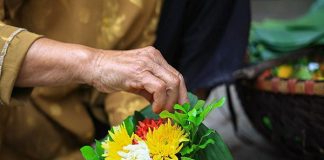 Văn hóa dâng hoa tươi khi đi lễ chùa của người Việt
