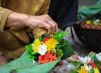 Văn hóa dâng hoa tươi khi đi lễ chùa của người Việt