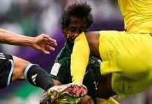 Tình huống xảy ra va chạm giữa thủ môn Saudi Arabia và hậu vệ tuyển nhà