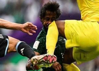 Tình huống xảy ra va chạm giữa thủ môn Saudi Arabia và hậu vệ tuyển nhà