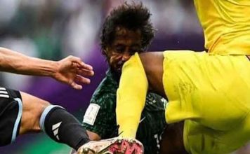 Tình huống xảy ra va chạm giữa thủ môn Saudi Arabia và hậu vệ tuyển nhà