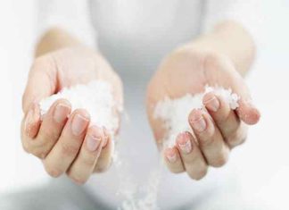 Rắc muối khi về nhà mới