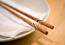 Gãy đũa là điềm gì, gãy đũa báo hiệu điều gì có sao không