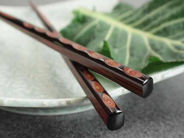 Gãy đũa khi ăn cơm một mình