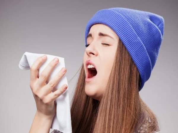 Hắt xì có điềm báo gì theo quan niệm dân gian