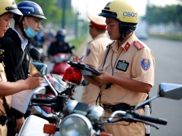 Nằm mơ thấy công an bắt xe là điềm gì, số gì giải vận?