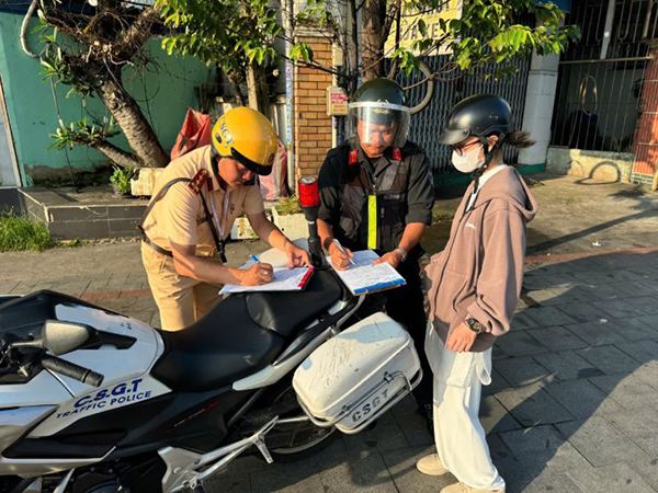 Nằm mơ thấy công an bắt xe là điềm gì, số gì giải vận?