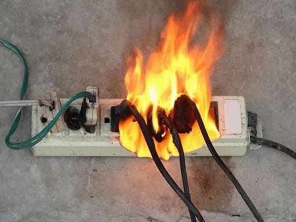 Chiêm bao thấy bị điện giật do dây điện cháy